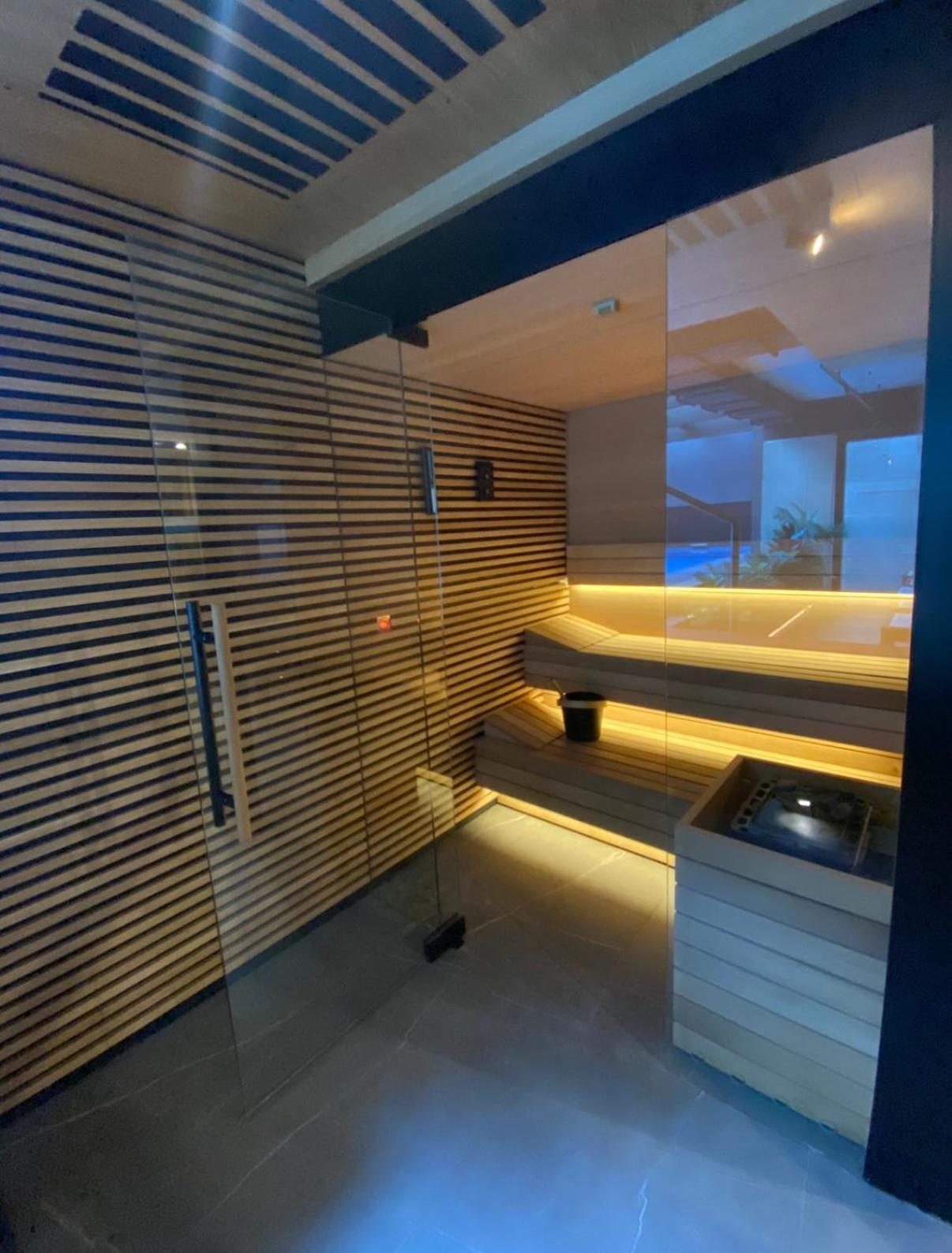 Vistula Avenue Apartment Free Parking, Swimming Pool, Sauna & Gym Krakau Buitenkant foto